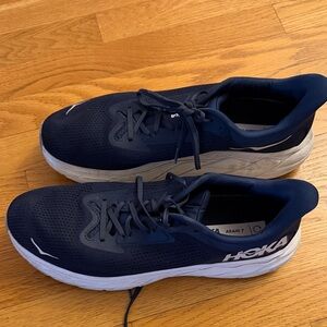 Hoka Men's Navy and White Arahi 7 Running Shoes